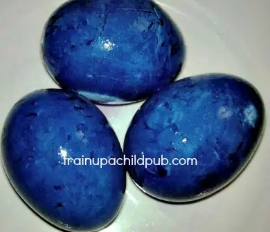 how to your own natural easter egg dyes-photo of bright blue eggs